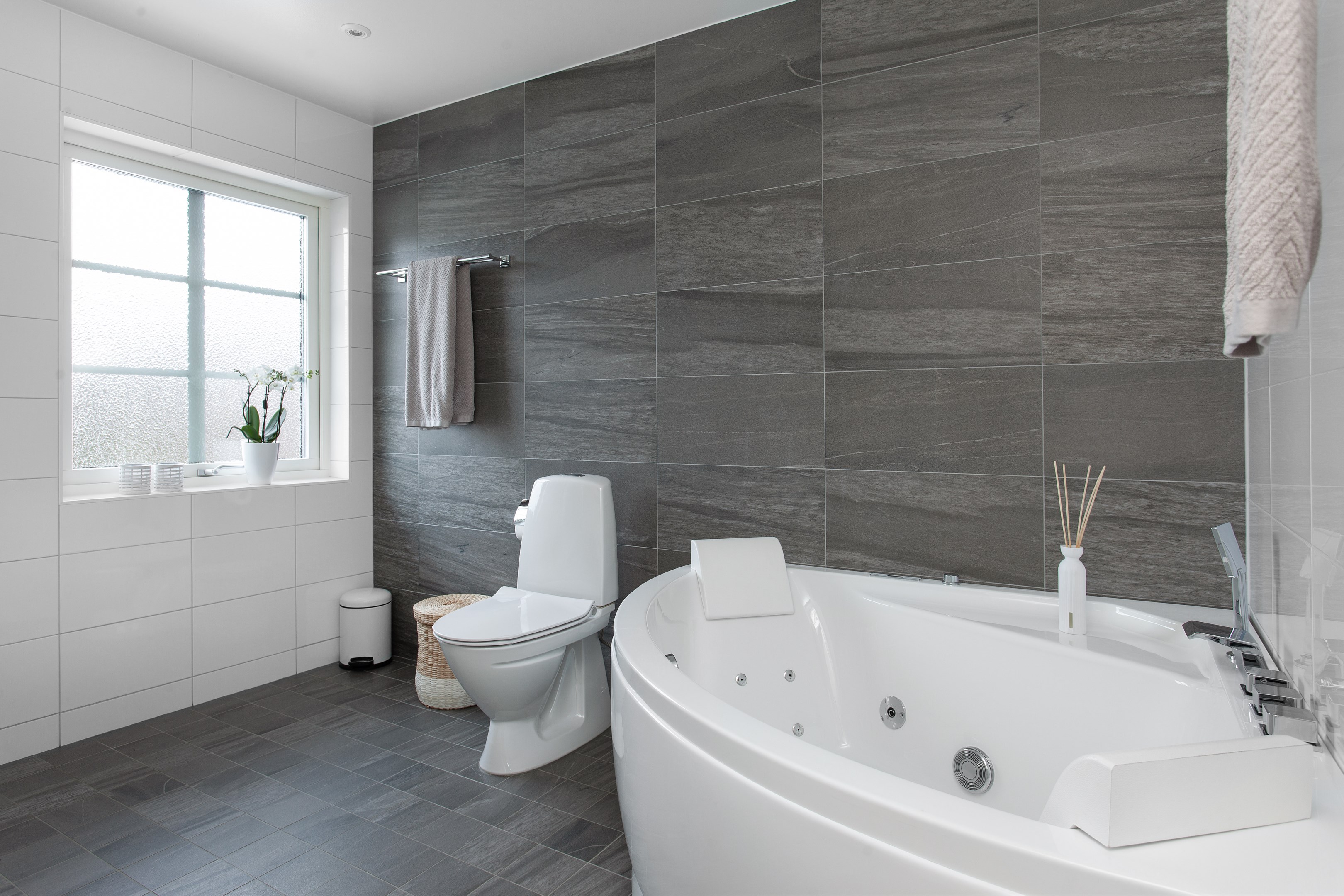 Bostadsbild från Källdisvägen 24, Till salu i Täby Kyrkby, Täby