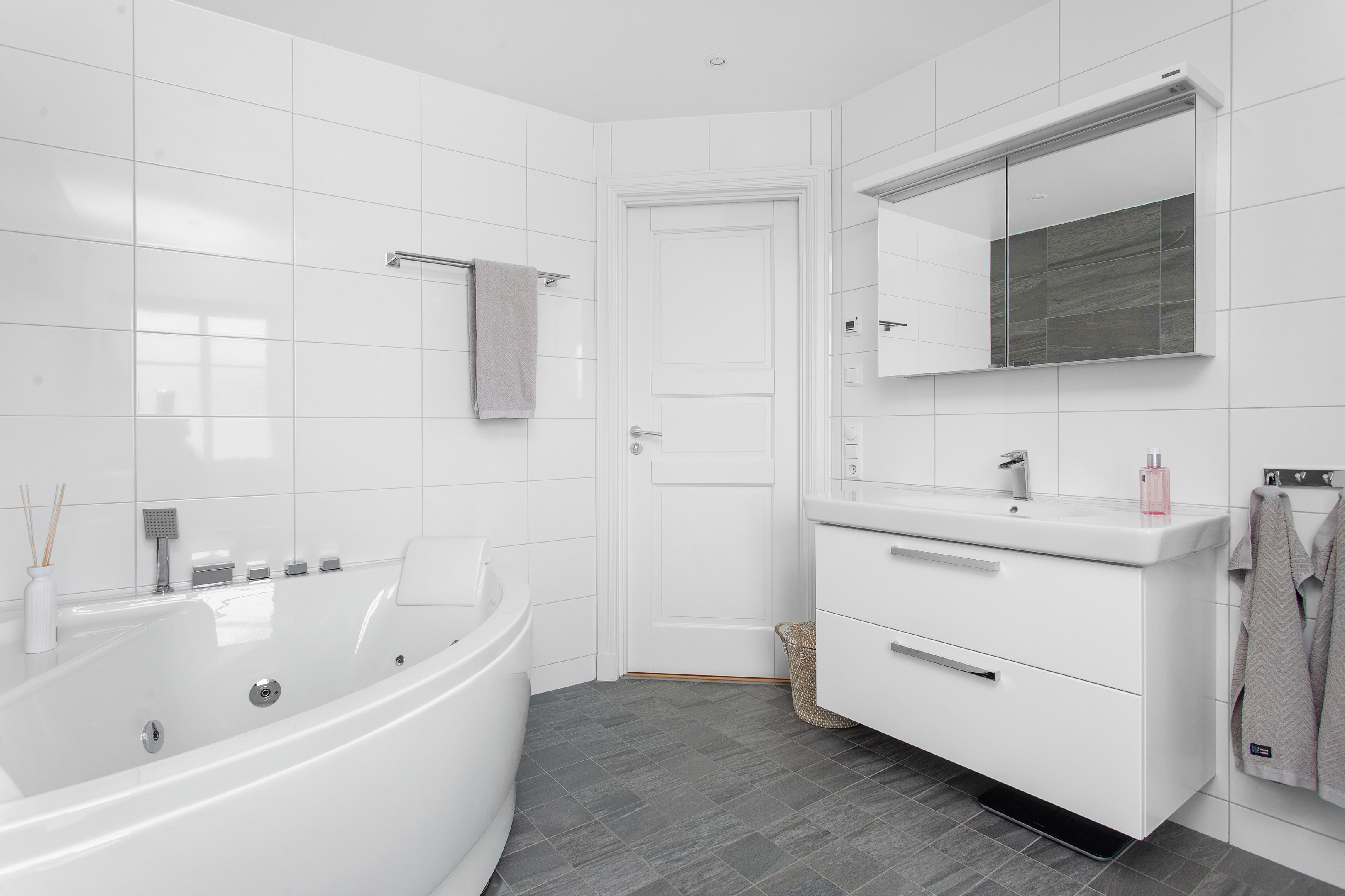 Bostadsbild från Källdisvägen 24, Till salu i Täby Kyrkby, Täby