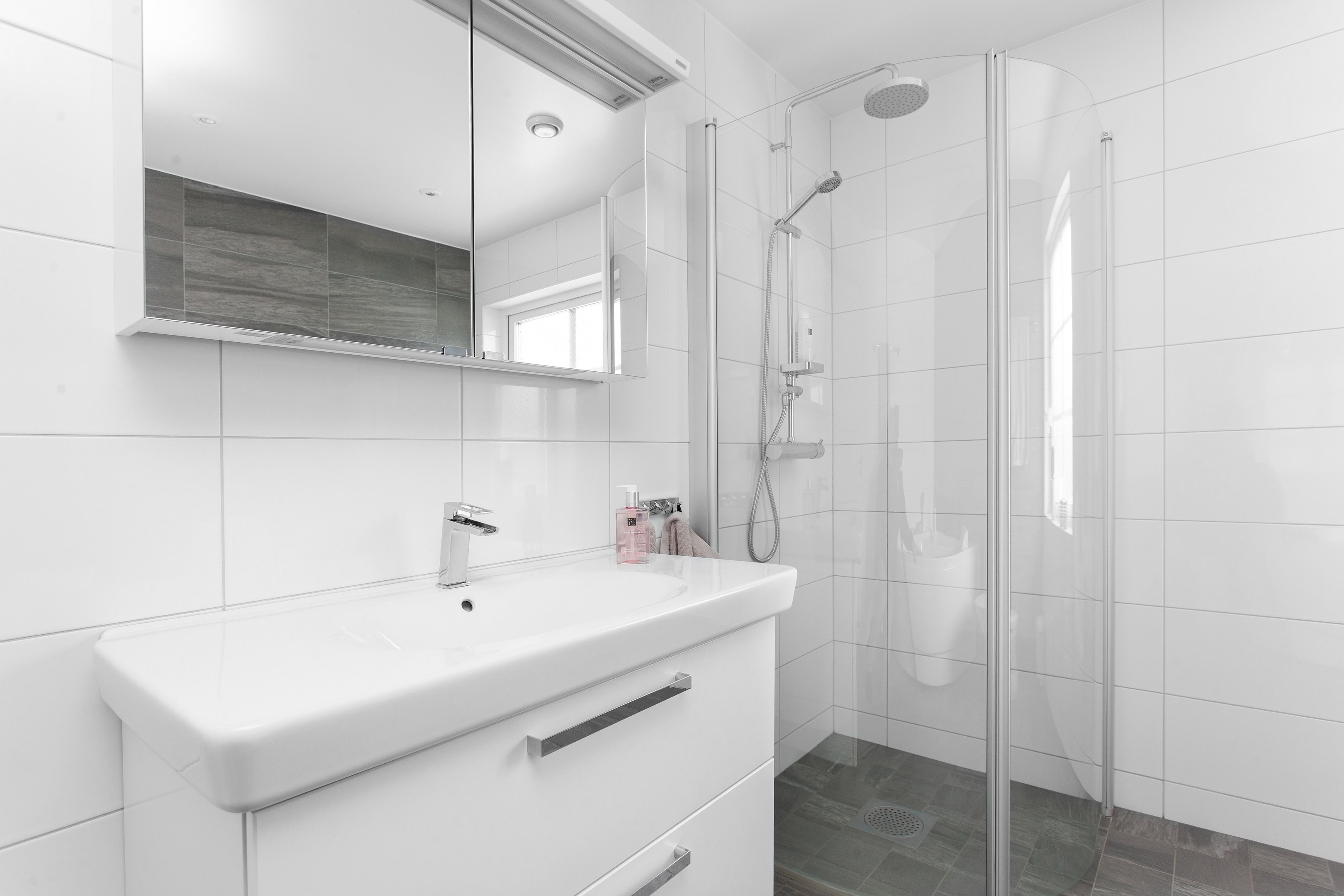 Bostadsbild från Källdisvägen 24, Till salu i Täby Kyrkby, Täby