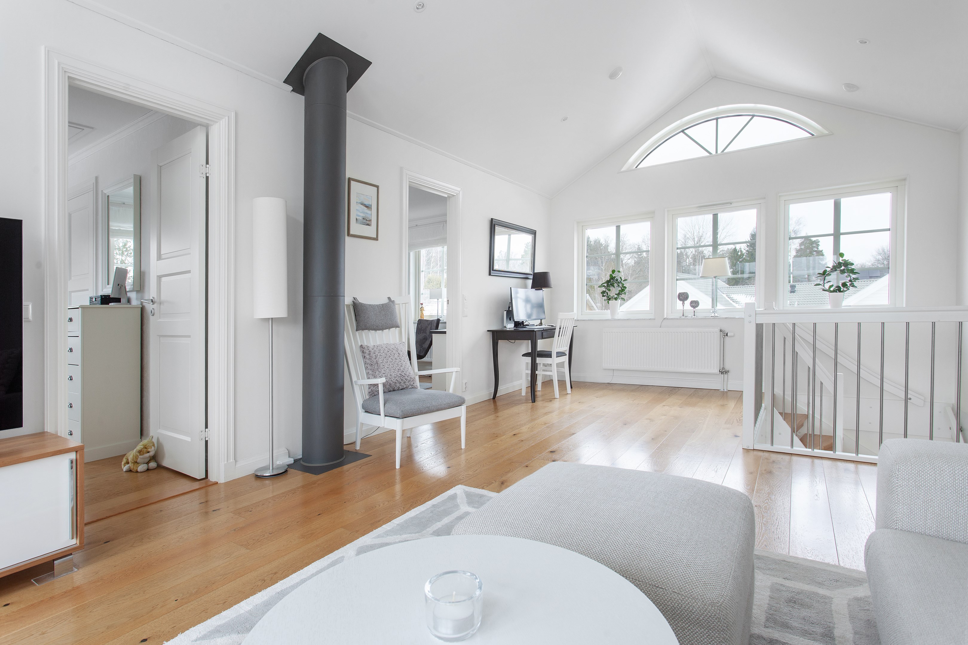 Bostadsbild från Källdisvägen 24, Till salu i Täby Kyrkby, Täby