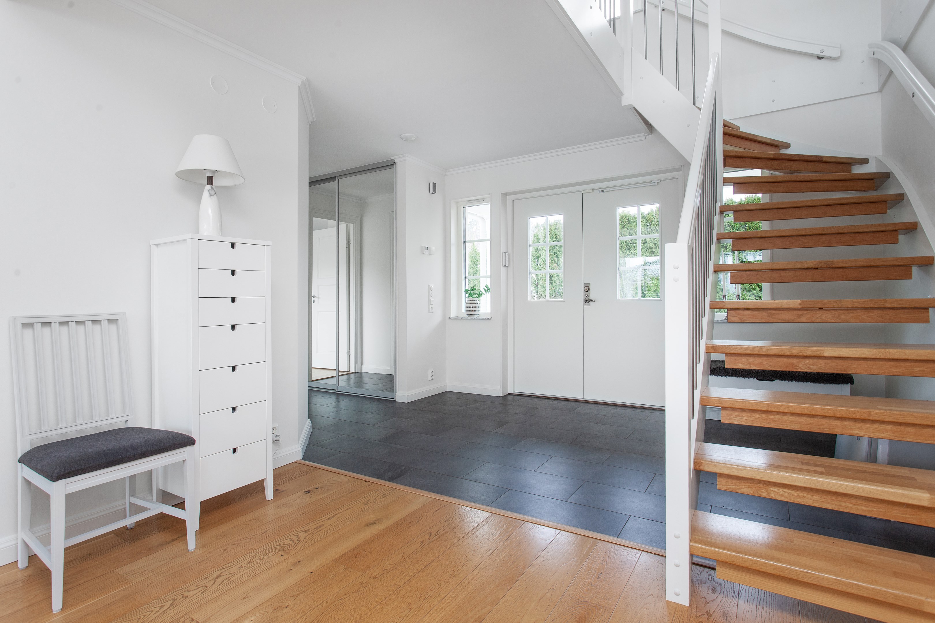 Bostadsbild från Källdisvägen 24, Till salu i Täby Kyrkby, Täby