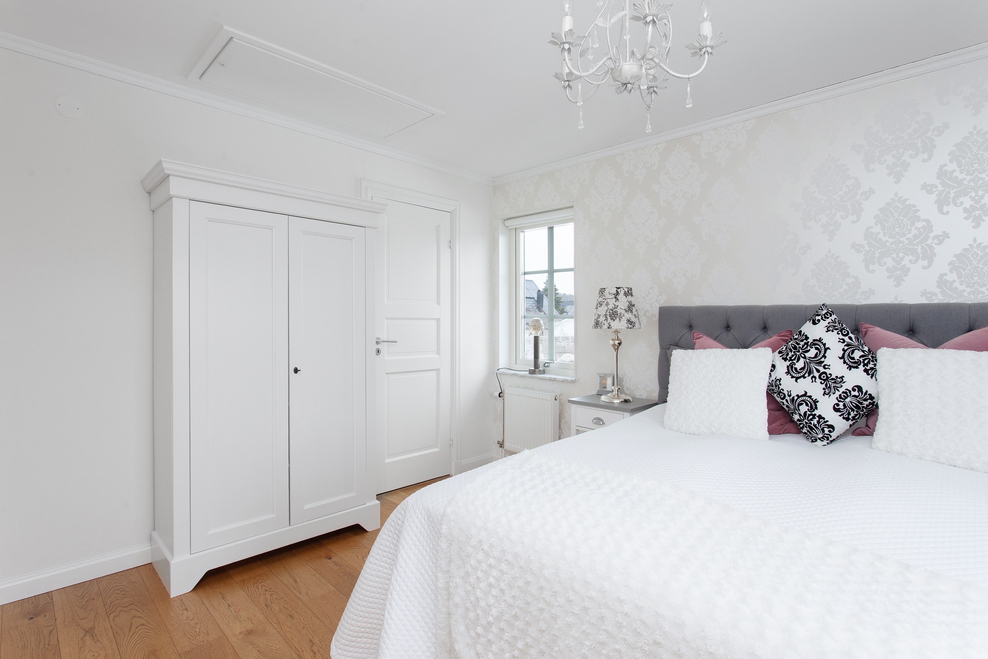 Bostadsbild från Källdisvägen 24, Till salu i Täby Kyrkby, Täby