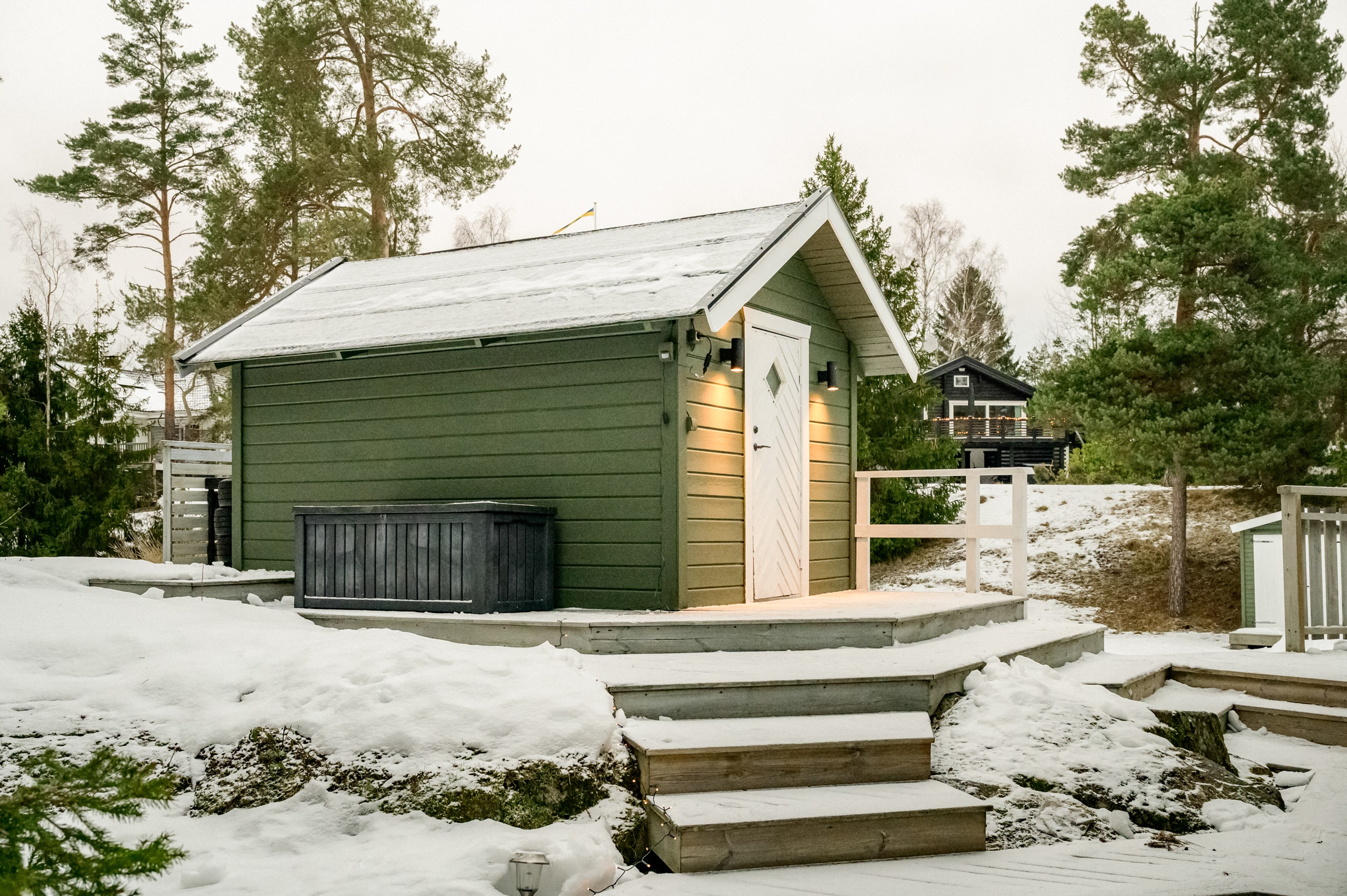 Gäststuga med insynsskyddad altan 