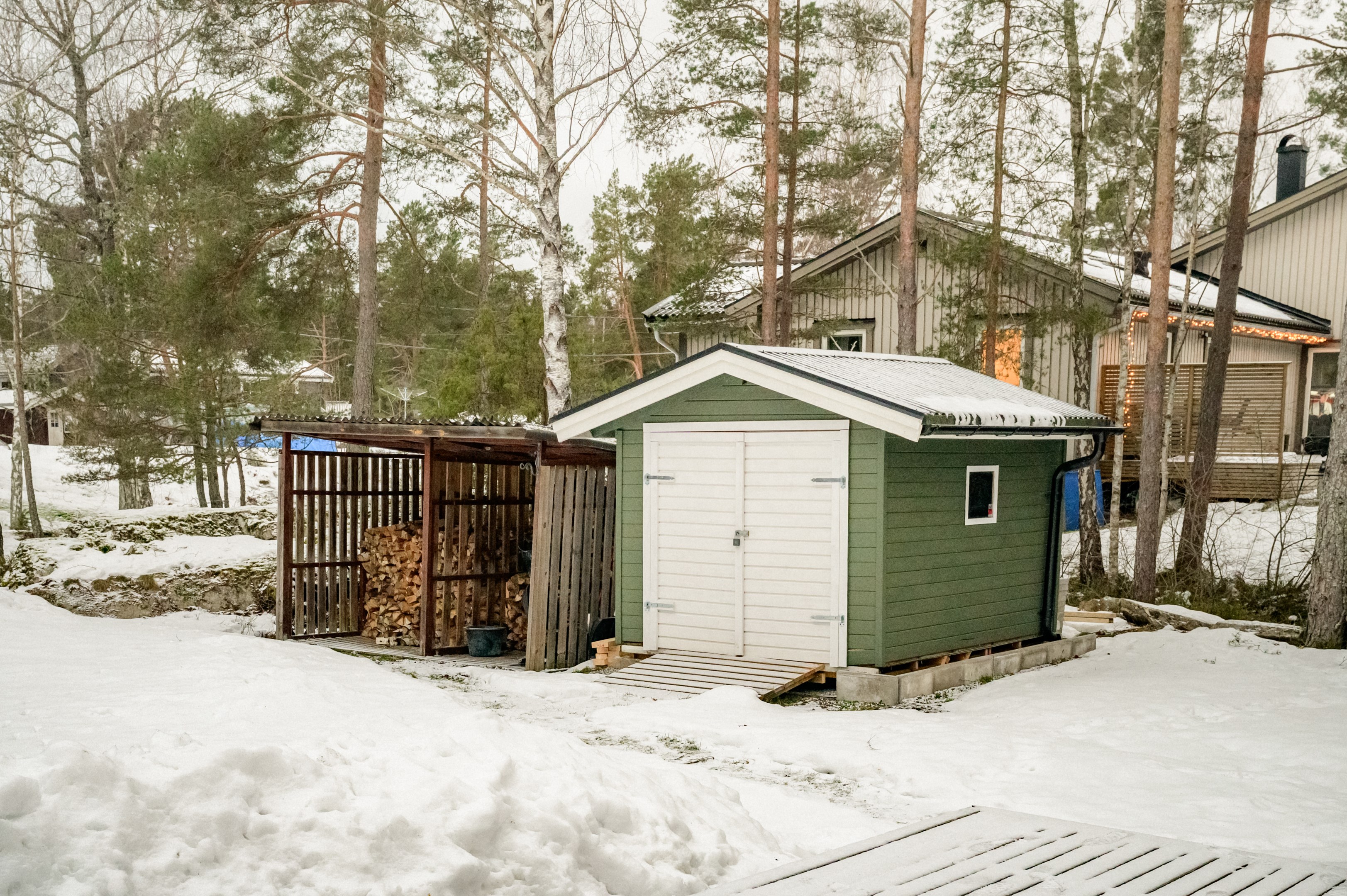 Nybyggt förråd och vedförvaring