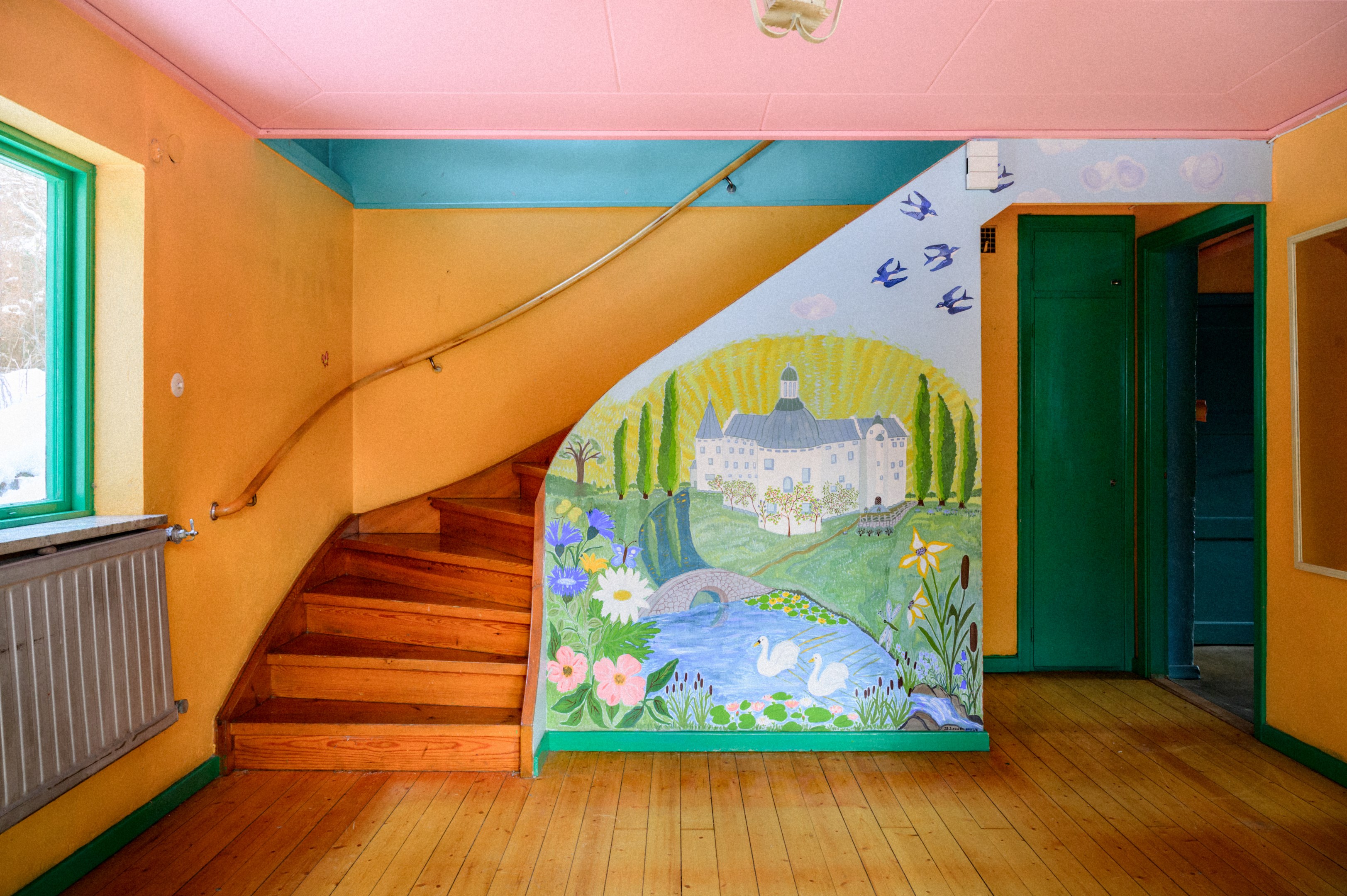 Rymlig entréhall med förråd in under trappen