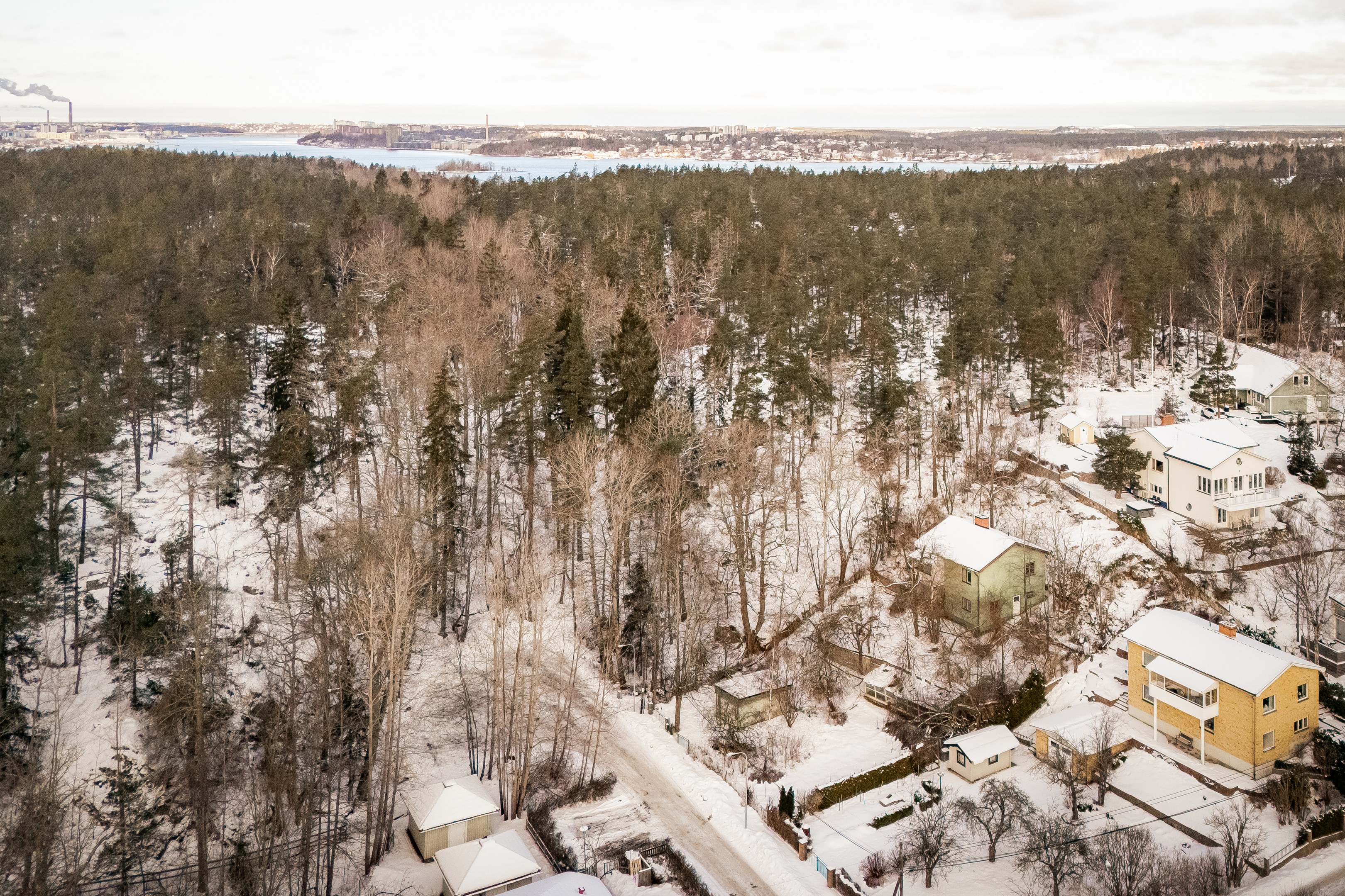 I väster gränsar fastigheten till Nyckelviken naturreservat