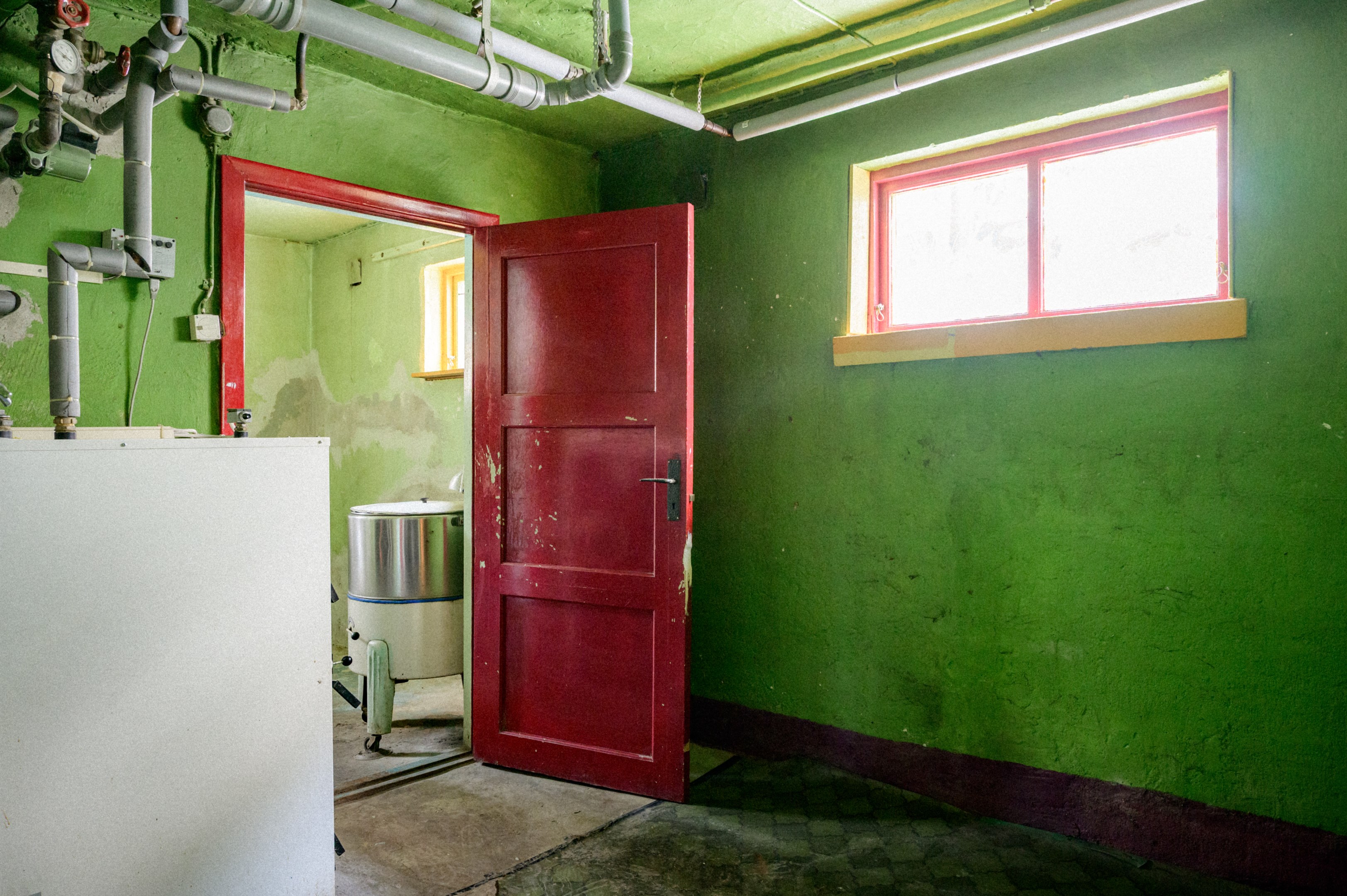 Pannrum med angränsade tvättstuga - entréplan