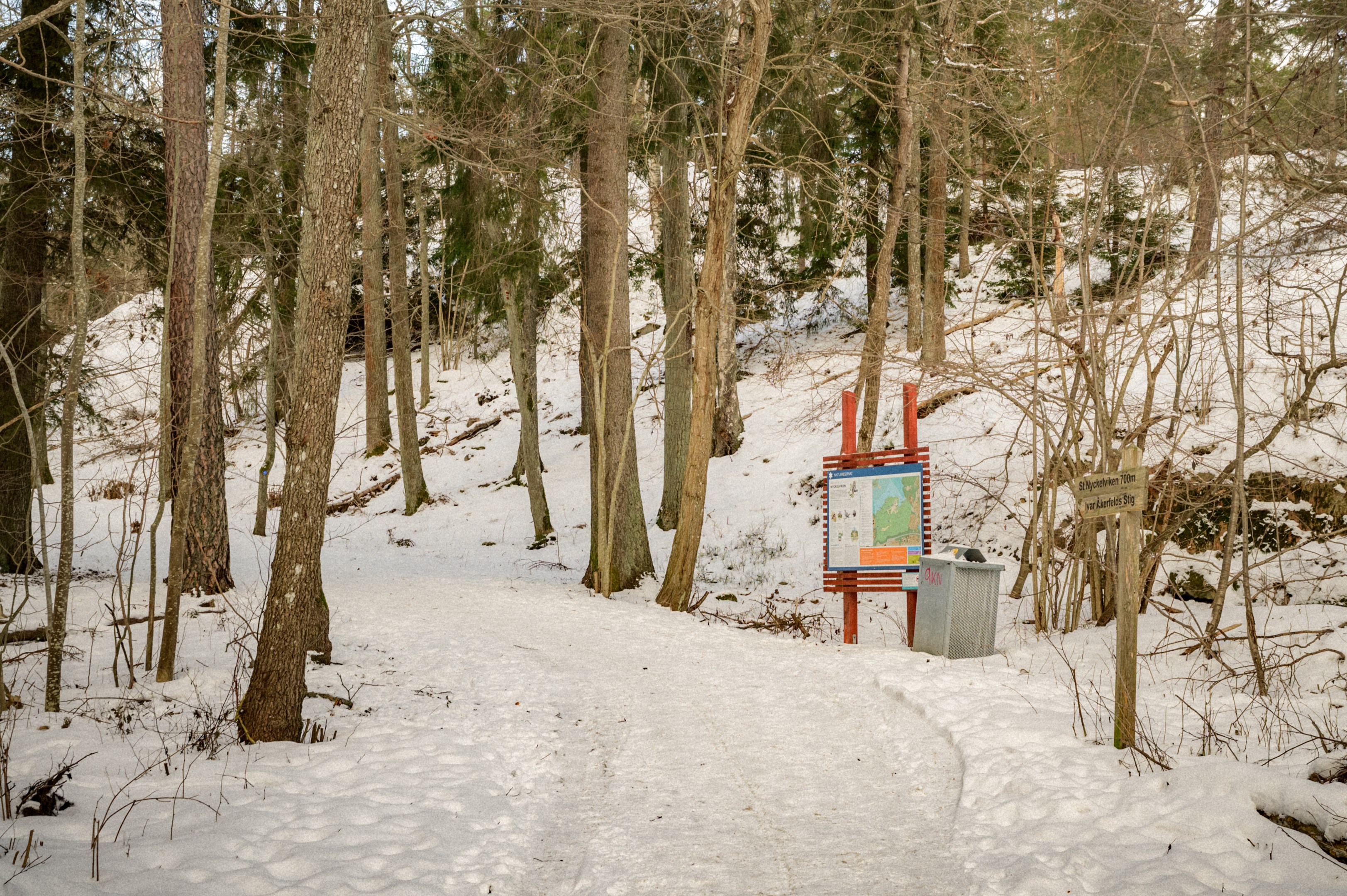 Entré till Nyckelviken naturreservat i tomtgräns