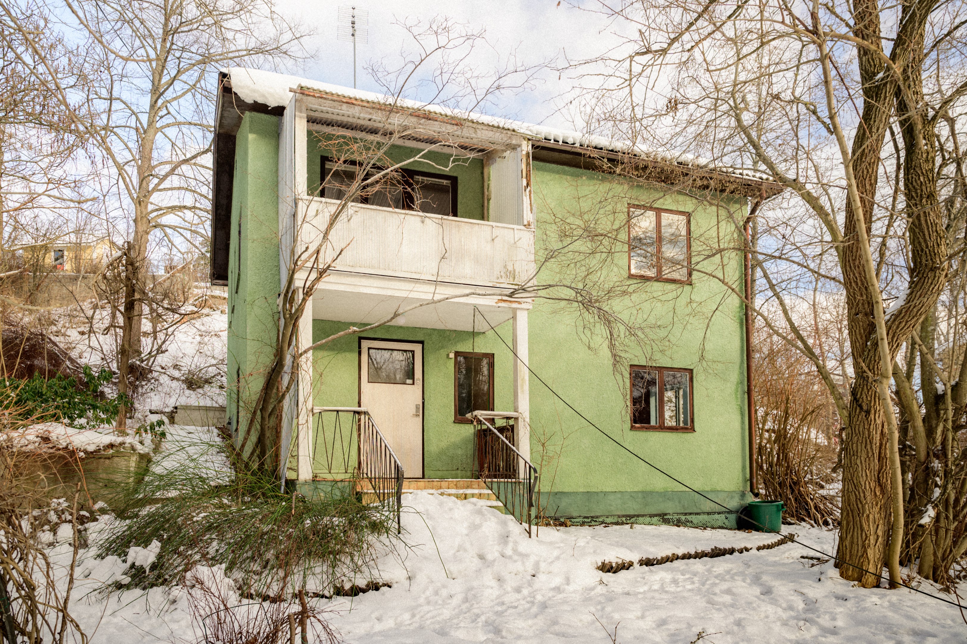 Huset har ett högt fritt läge med utblick över trädgården i söder