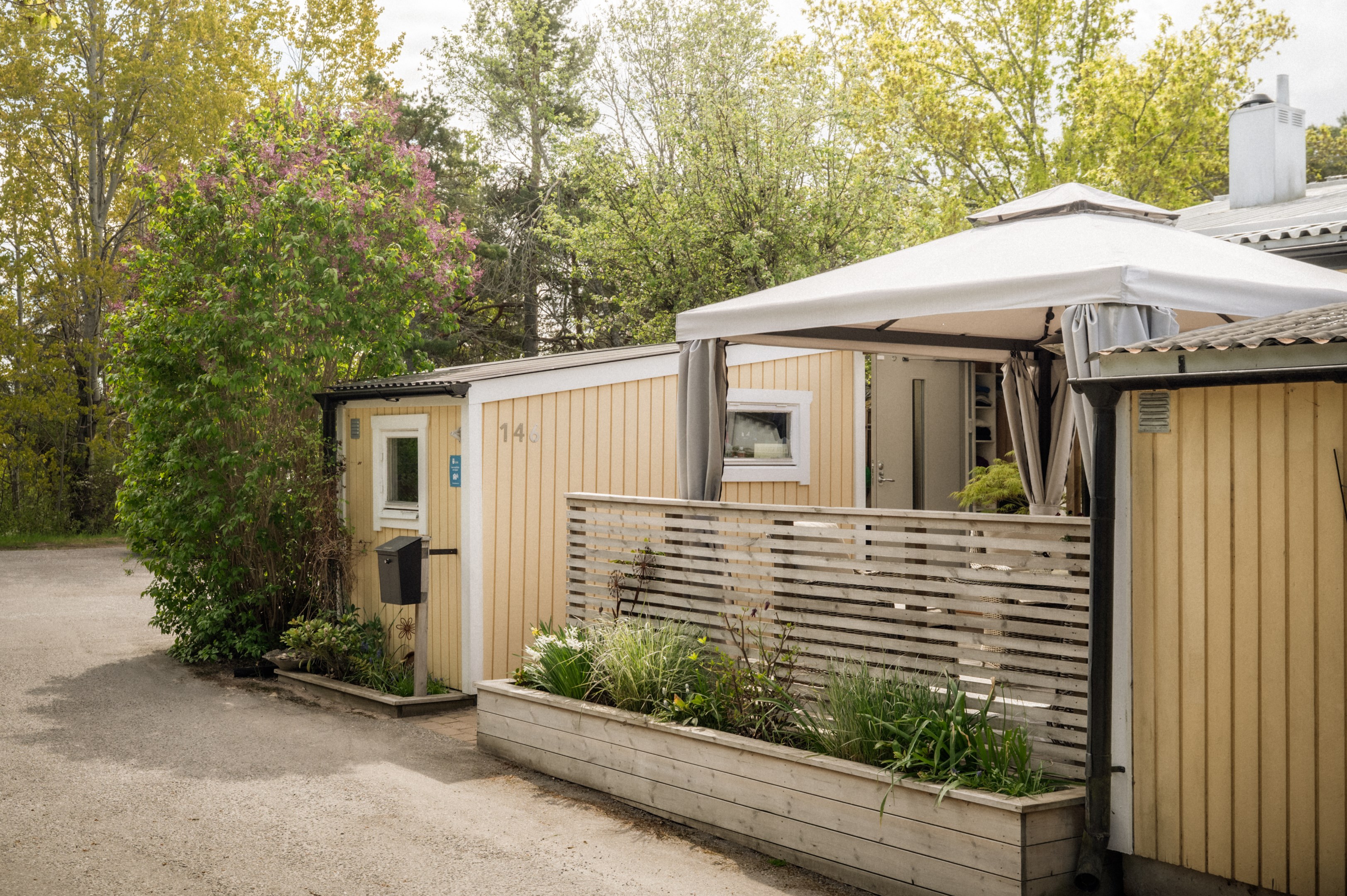 Uteplats med morgon- och förmiddagssol på husets framsida