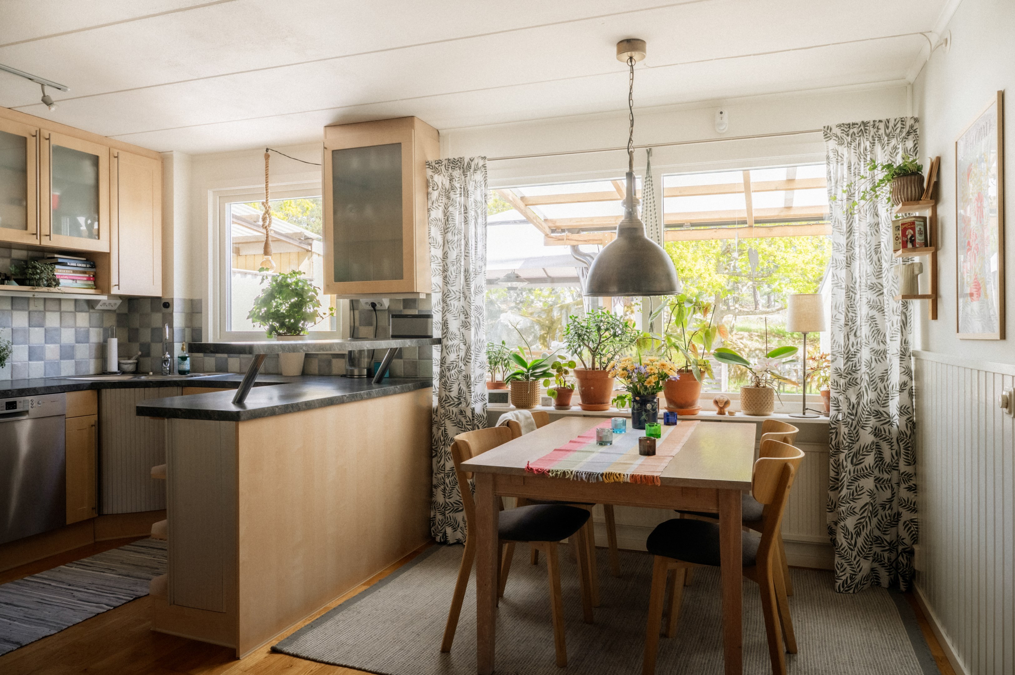 Matplats och kök i halvöppen planlösning