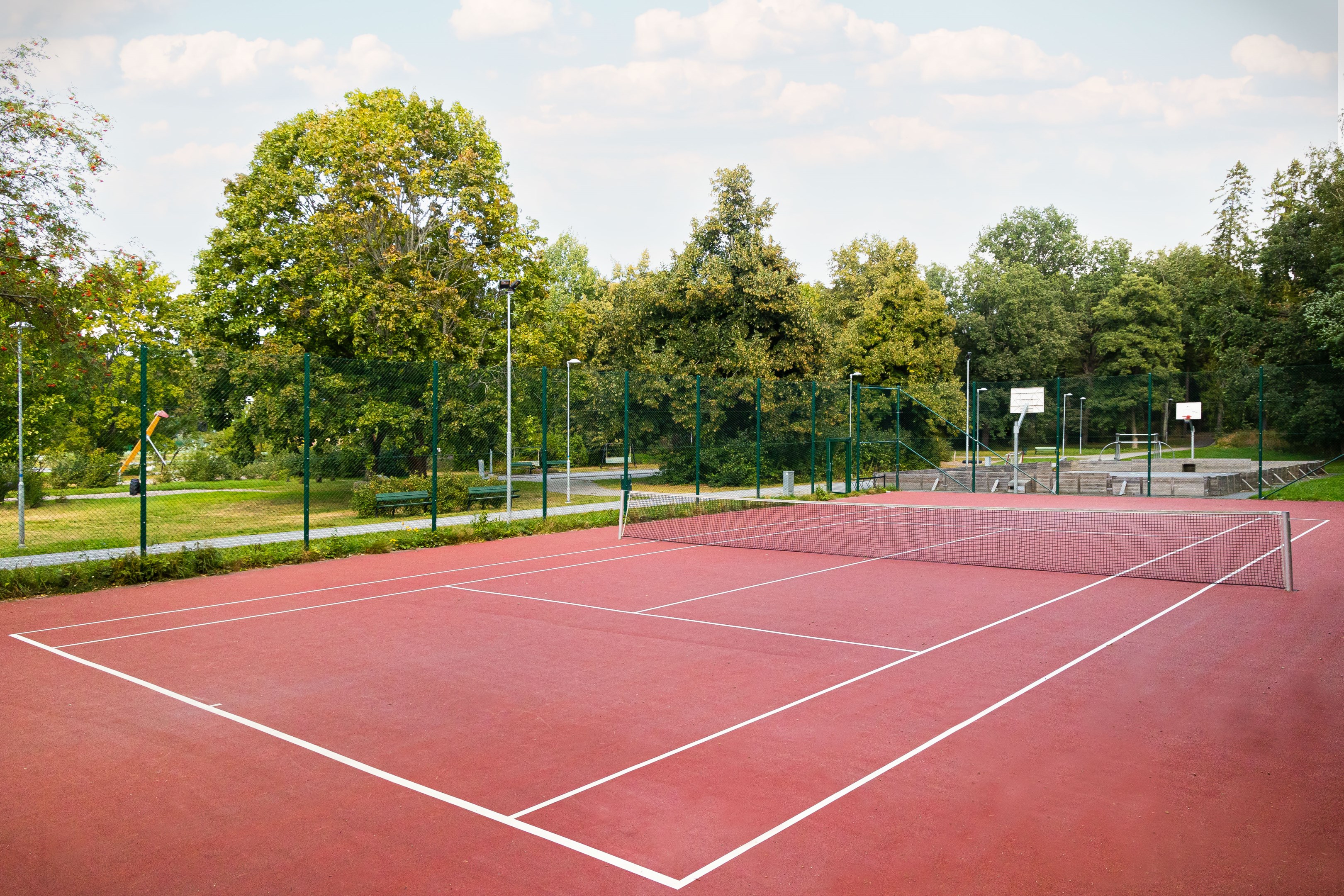 Tennisbana och basketplan vid Cirkusparken
