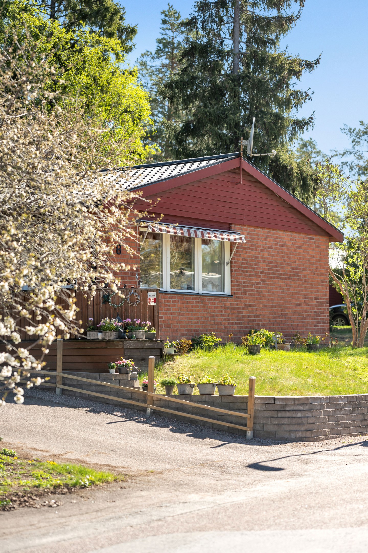 Bostadsbild från Bergvägen 8, Såld i Storvreta, Uppsala