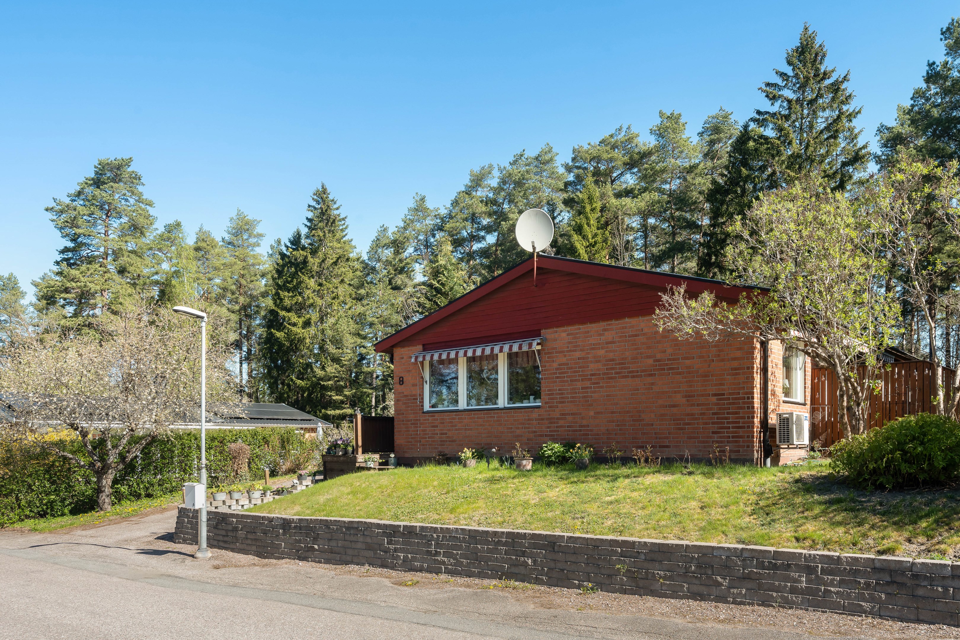 Bostadsbild från Bergvägen 8, Såld i Storvreta, Uppsala