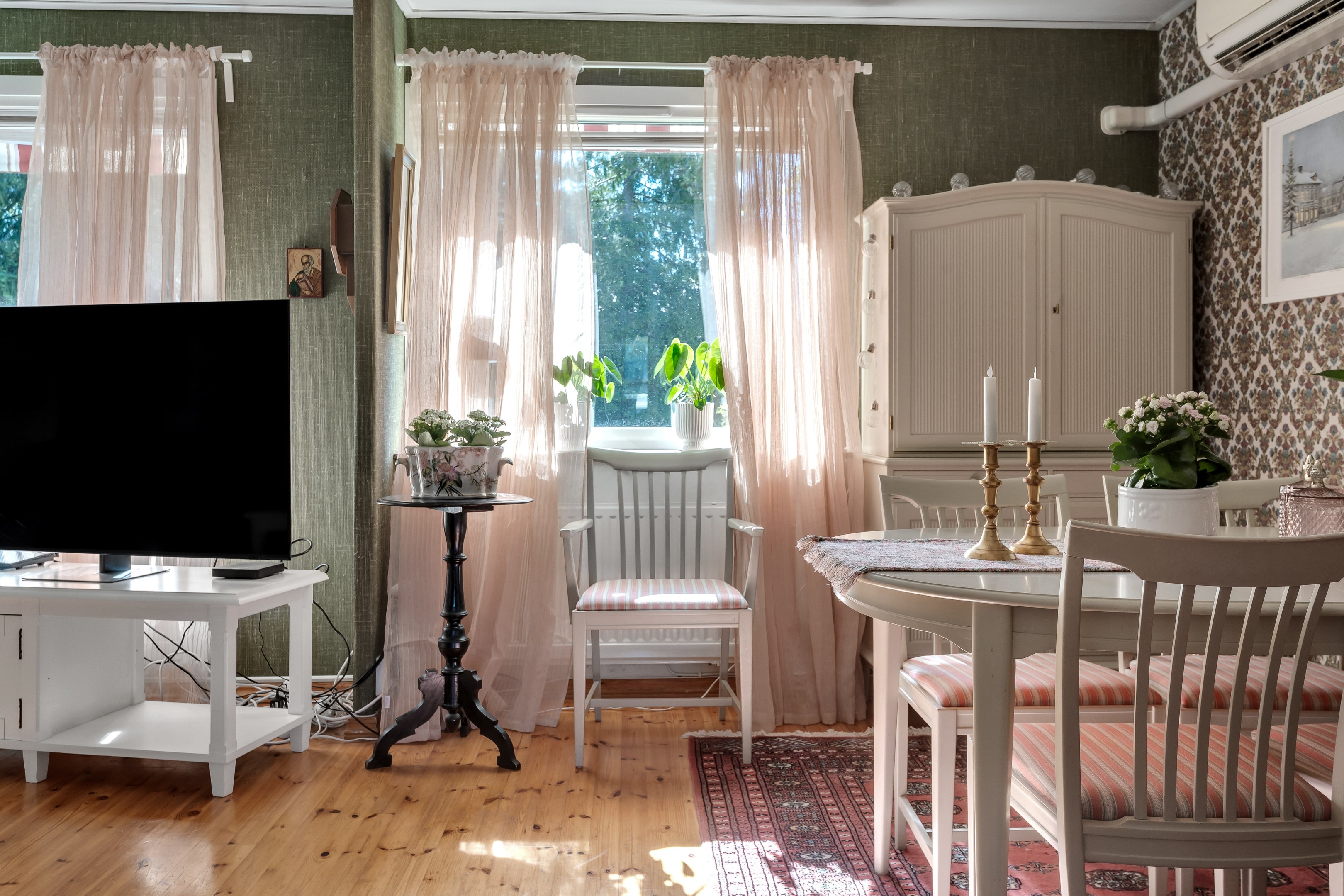 Bostadsbild från Bergvägen 8, Såld i Storvreta, Uppsala