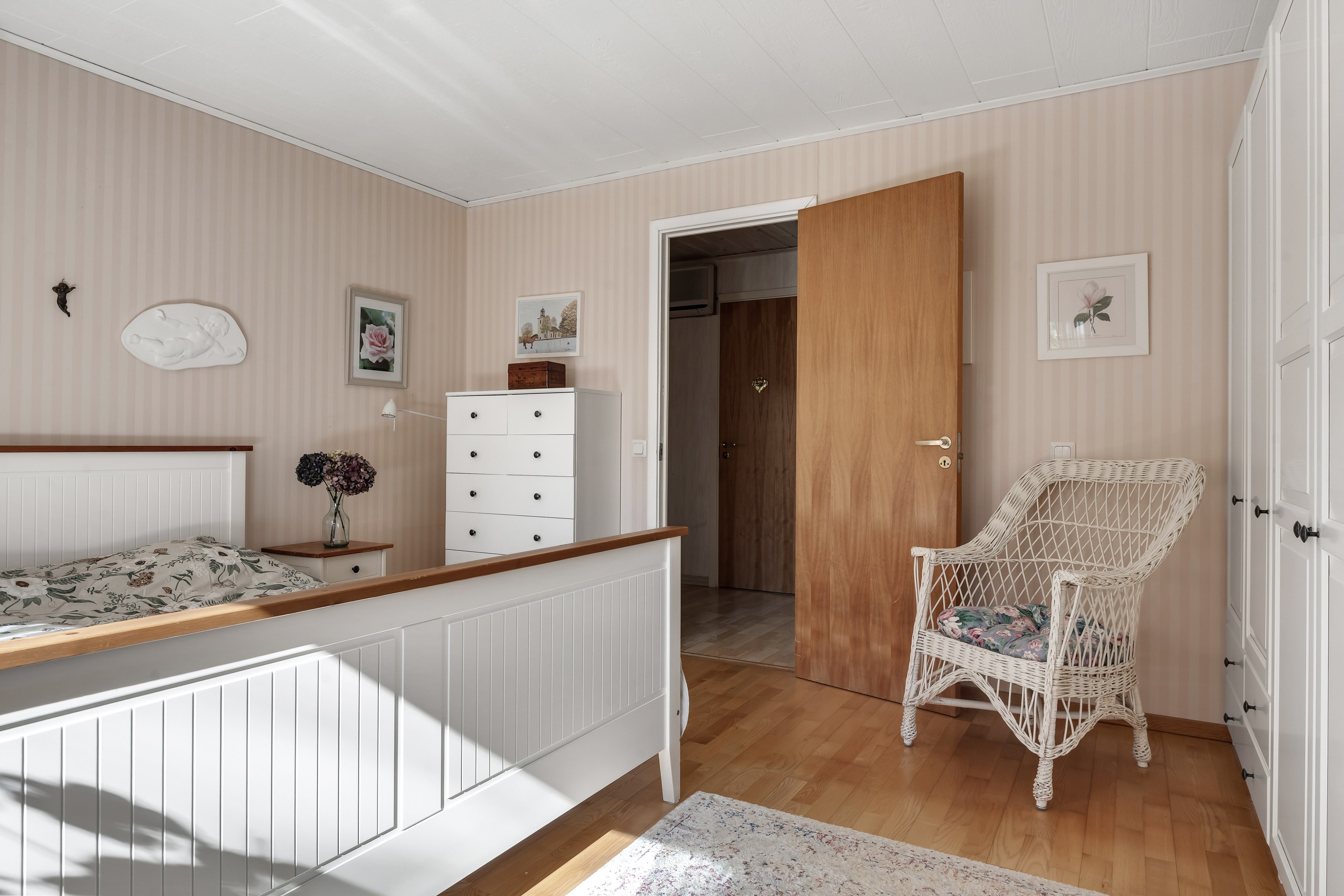 Bostadsbild från Bergvägen 8, Såld i Storvreta, Uppsala