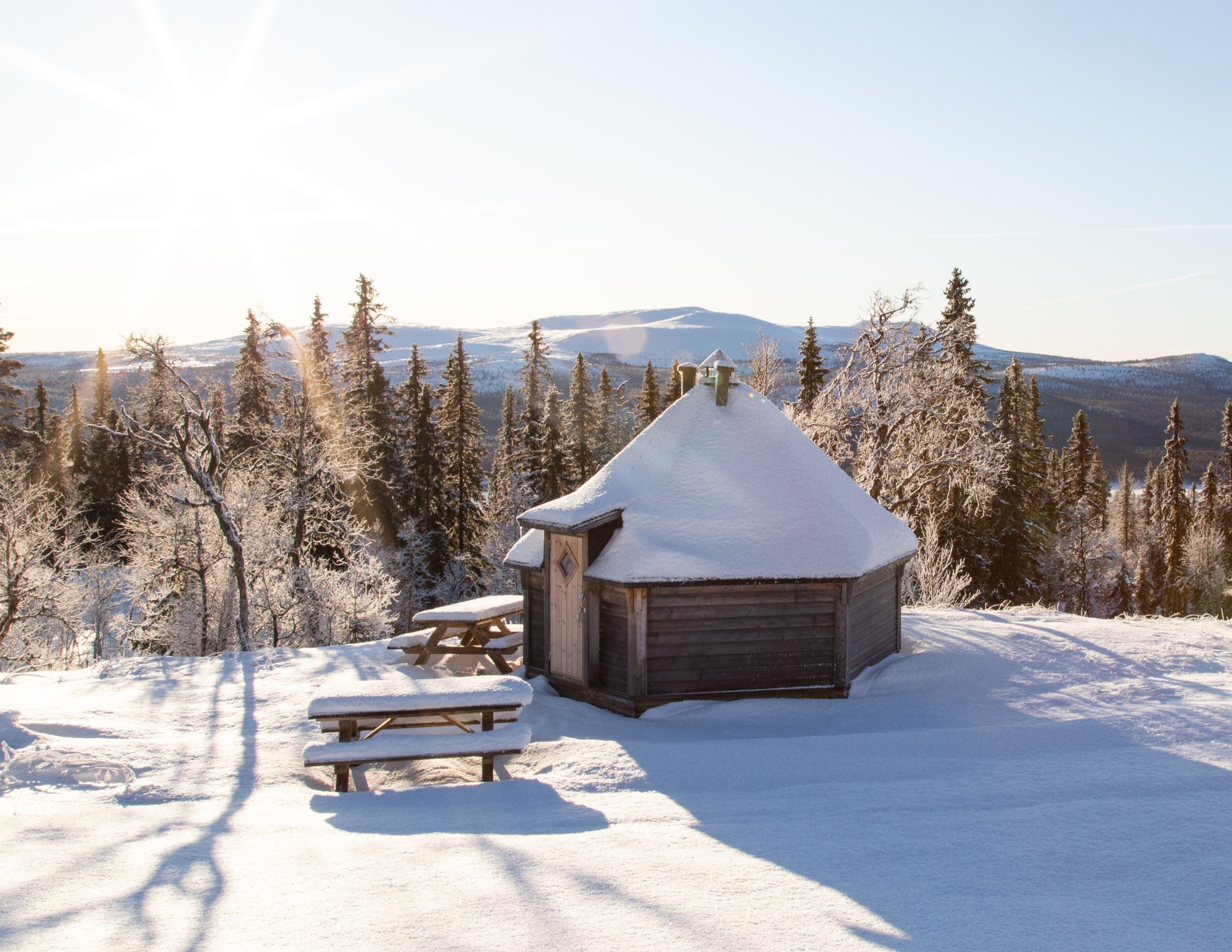 Områdets grillkåta ligger alldeles nedanför tomten