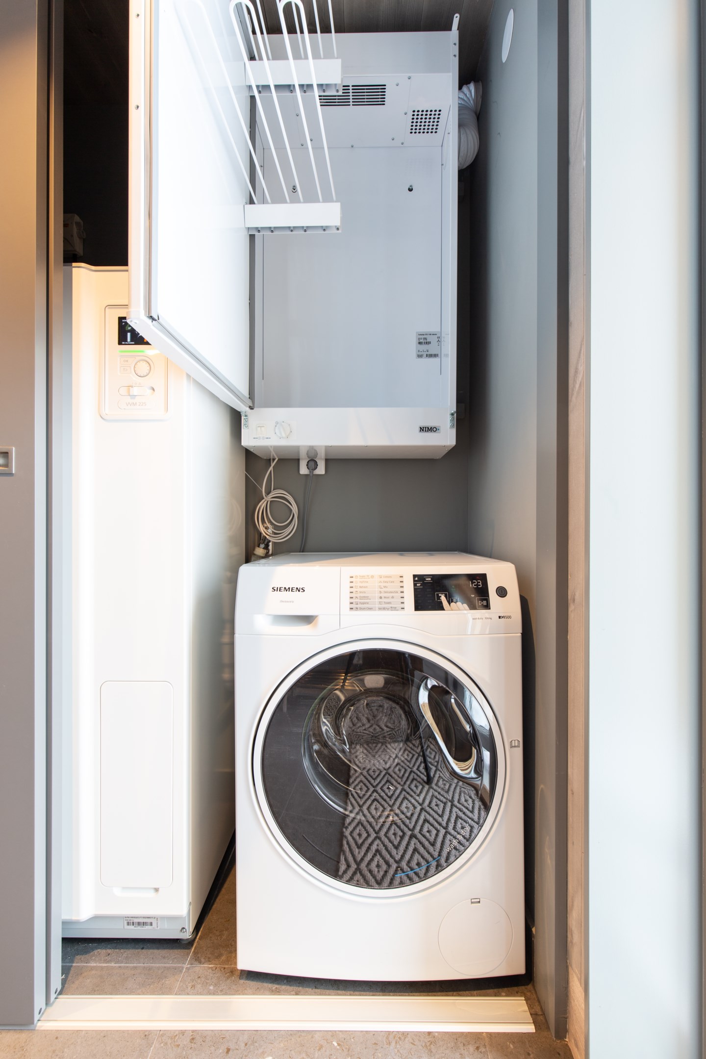 M: tvättmaskin samt torkskåp i hall