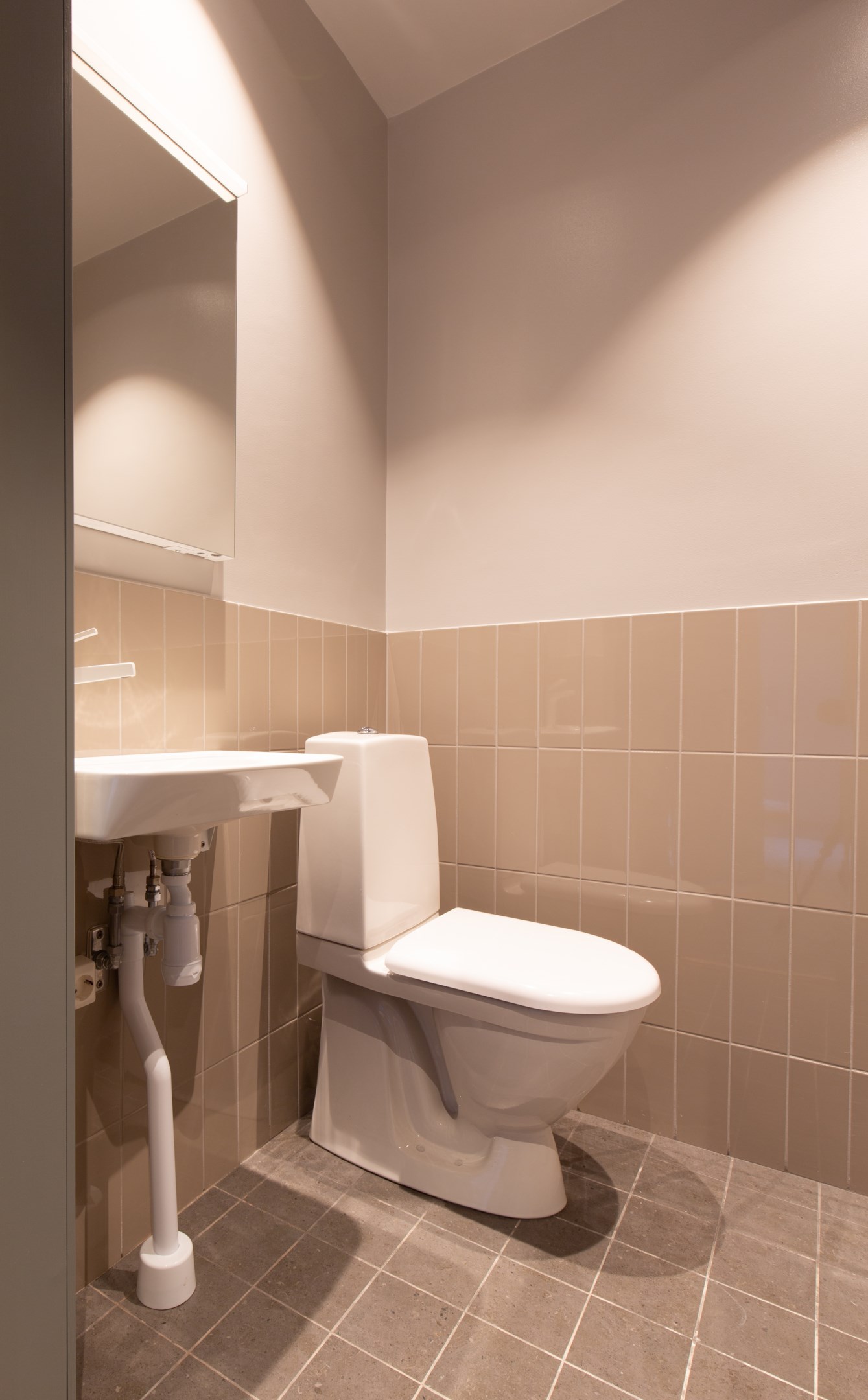 L: Badrum soutterängplan