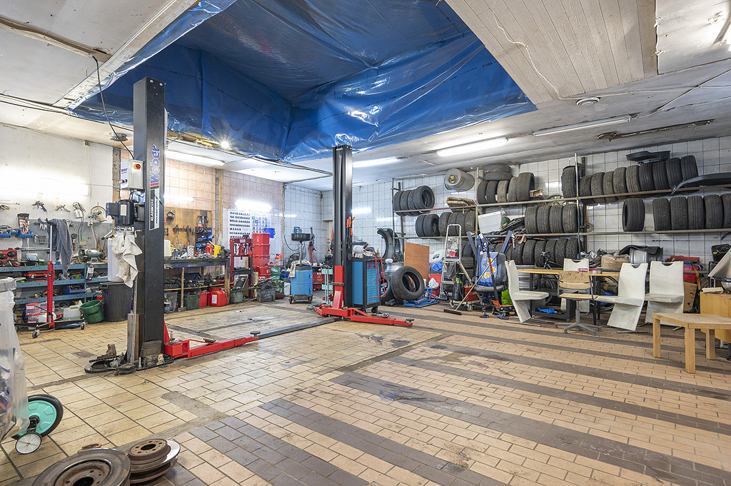 Garage / bilverkstad i mellanhuset