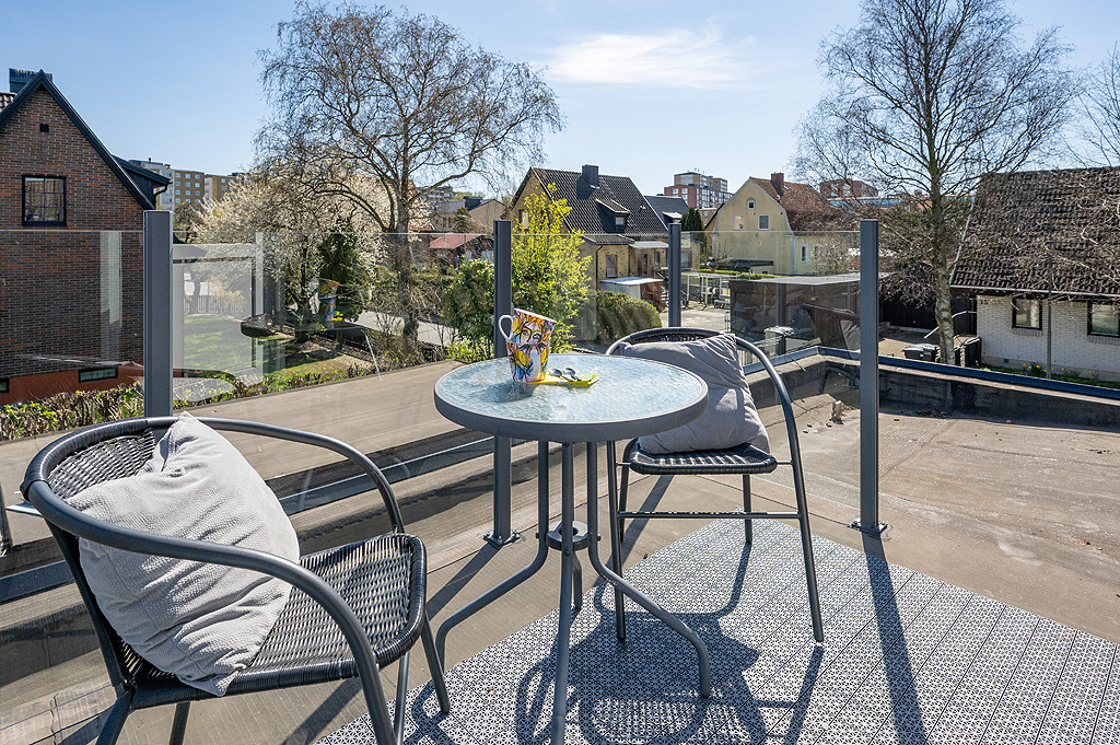 Stor balkong på ovanvåningen med fin utsikt