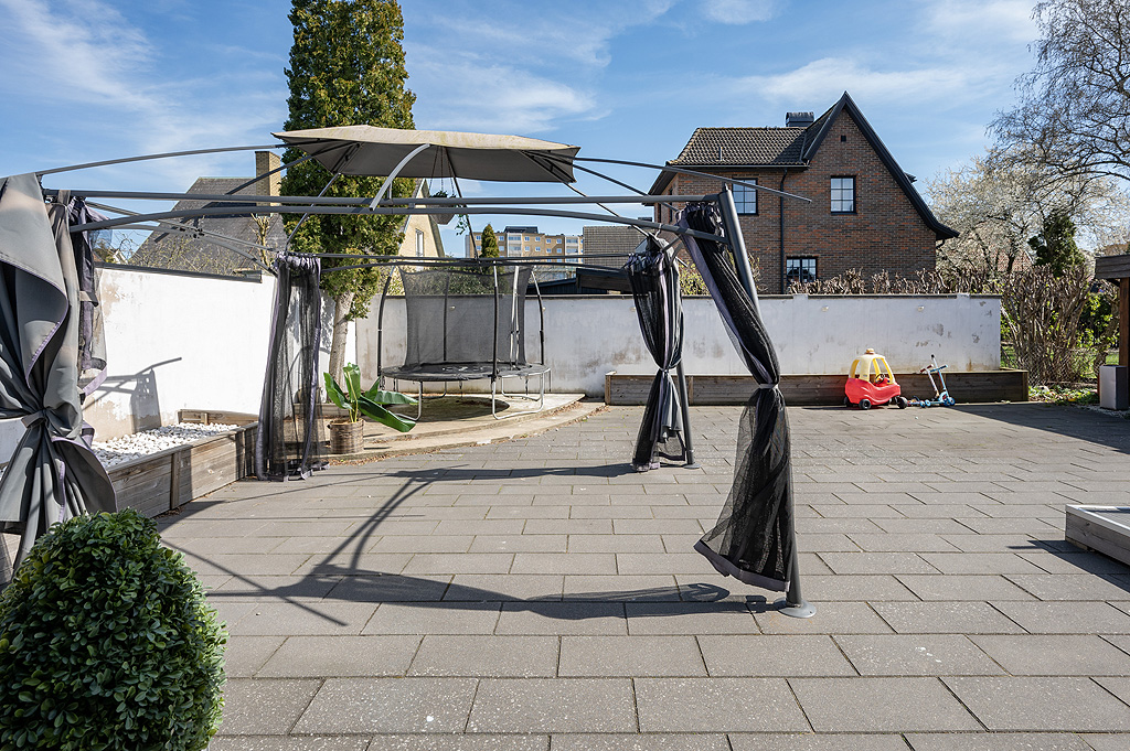 Pergola och plats för barnlek