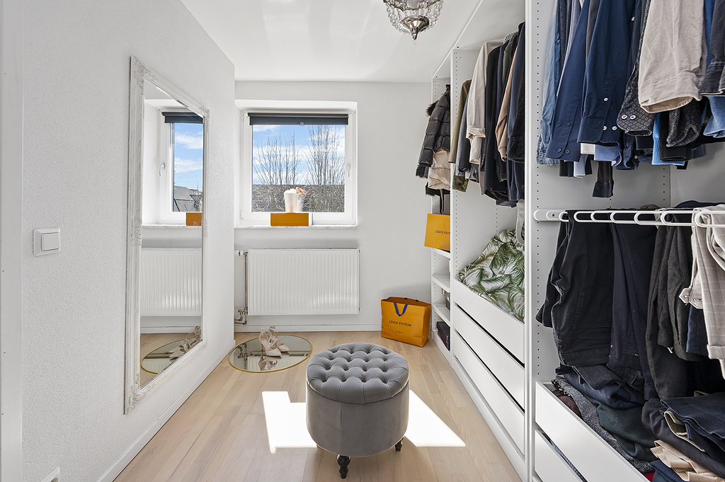 Sovrum 4 på ovanvåningen idag använt som walk-in-closet