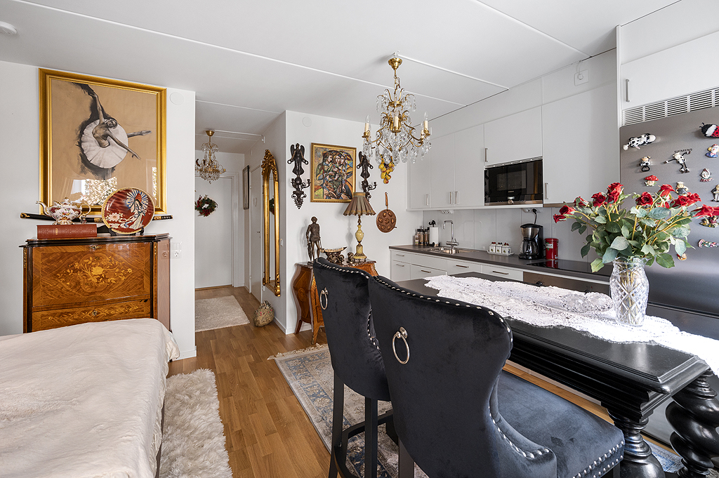 Rum mot hall och badrum