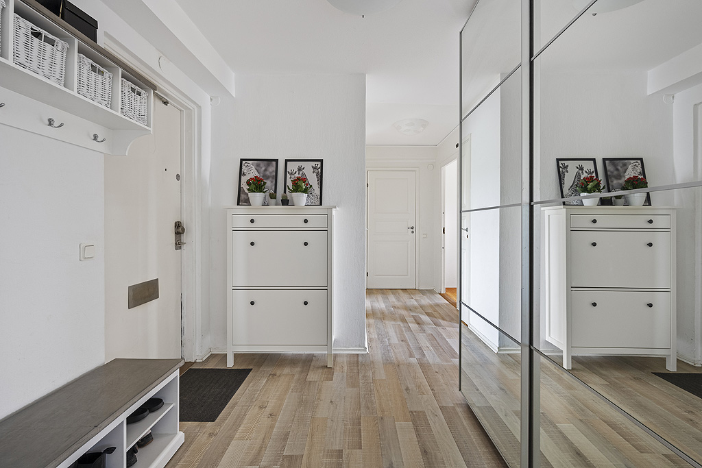 Hall med bra förvaring och plats för avhängning