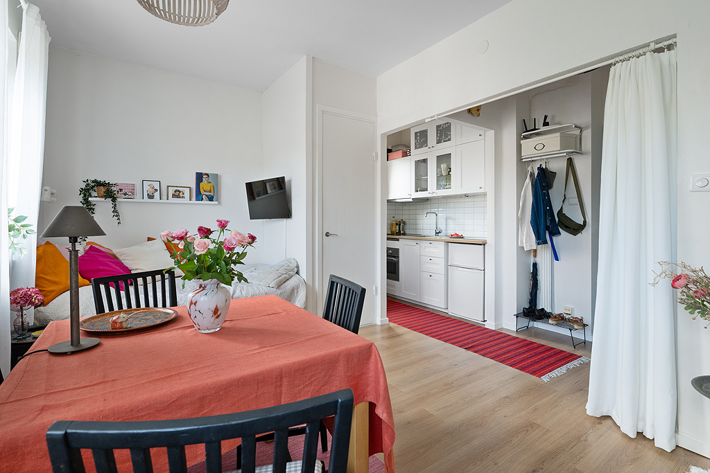 Från matbordet mot köket