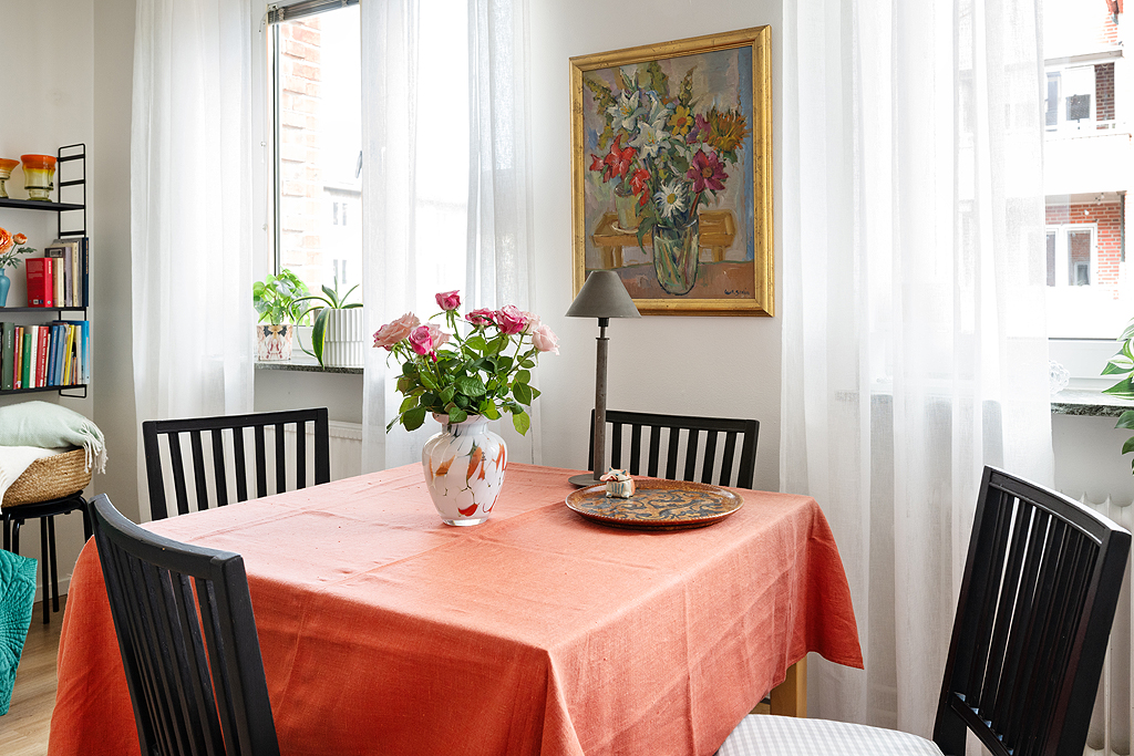 Matbordet eller kontoret är centralt placerat i bostaden
