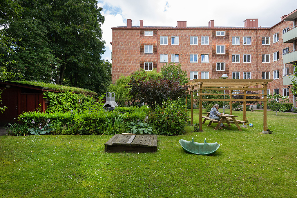 Den gröna,välskötta och inhägnade gården