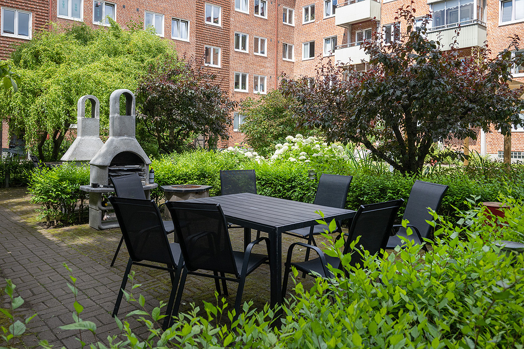 Mysig uteplats invid grillarna