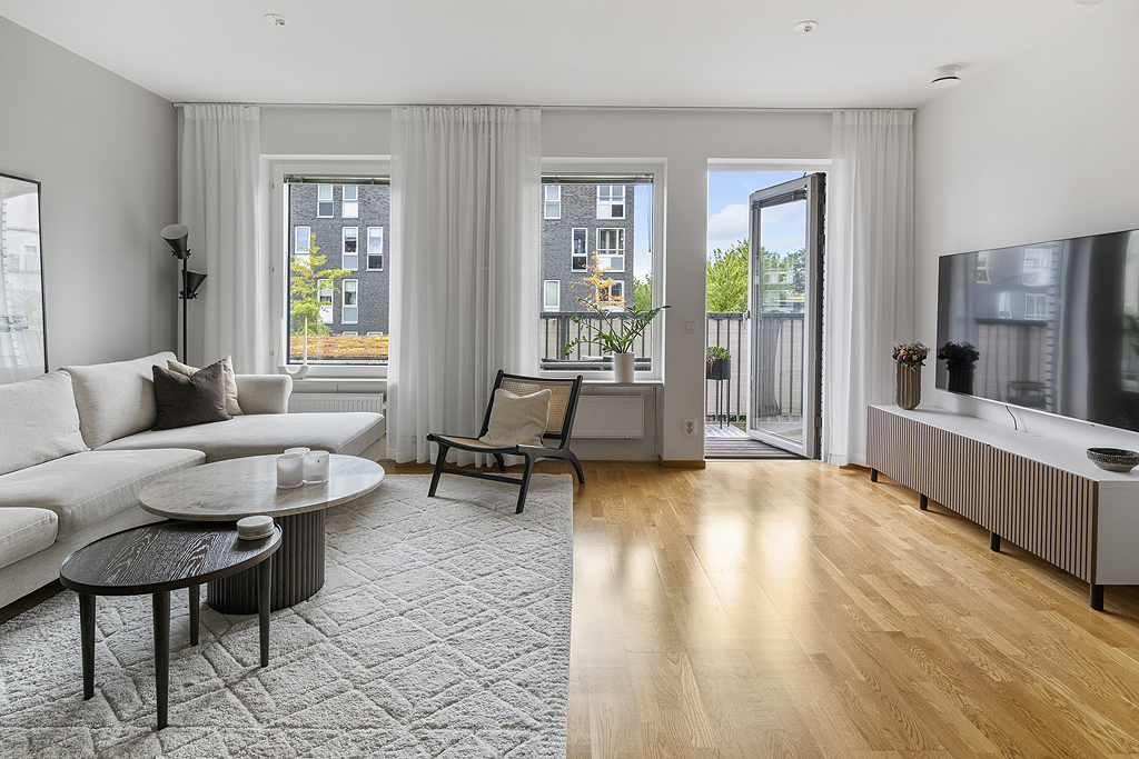 med utgång till den fina balkongen