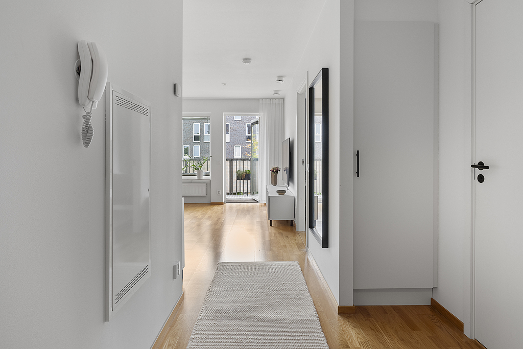 Hallens utformning leder oss in mot lägenhetens naturliga ljusinsläpp