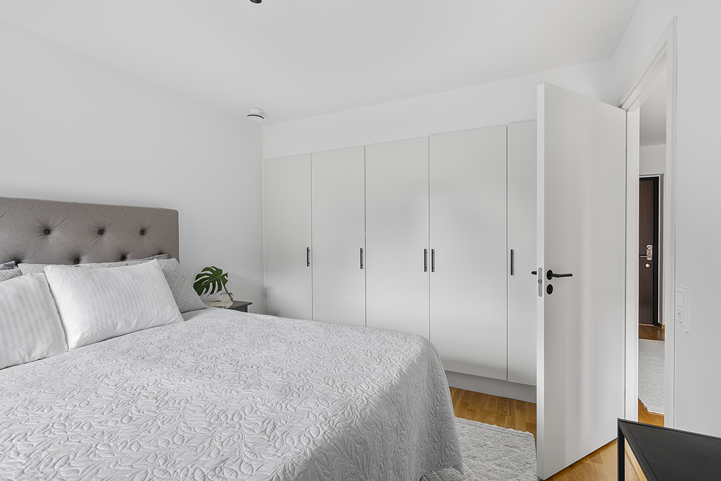 Sovrum med riklig inbyggd förvaring