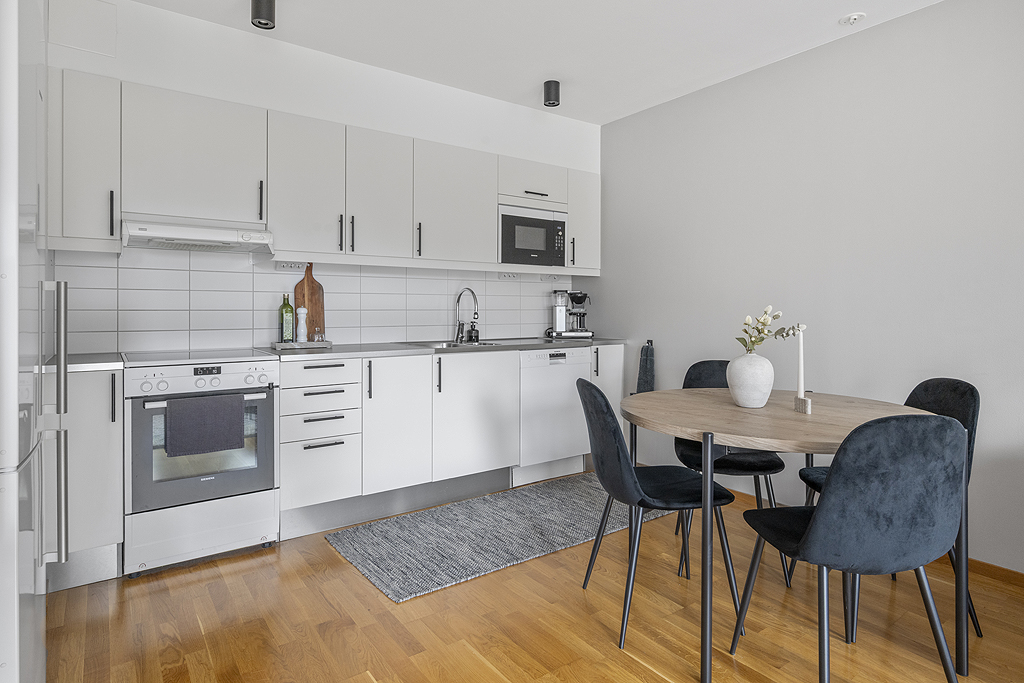 Kök med fin matplats i övergången till vardagsgrummet