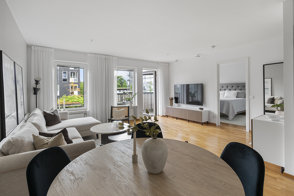 Från matplatsen ser man ut över vardagsrummets ytor