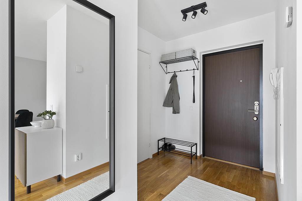 I hallen finns plats för både avhängning och förvaring innanför säkerhetsdörren.