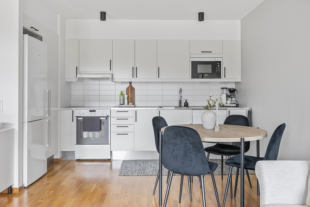 Generös förvaring i de många skåpen