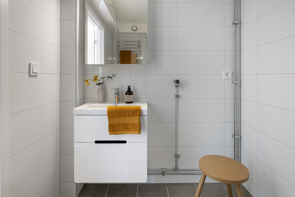 Badrum med plats för tvättmaskin