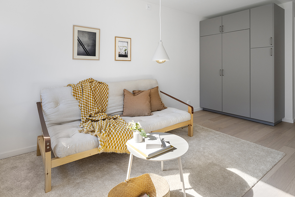Plats för soffa och förvaring i ena delen av rummet