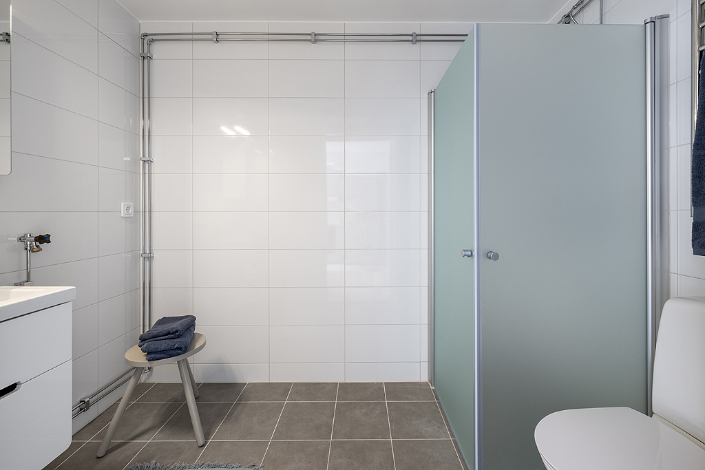 Helkaklat badrum med plats för tvättmaskin