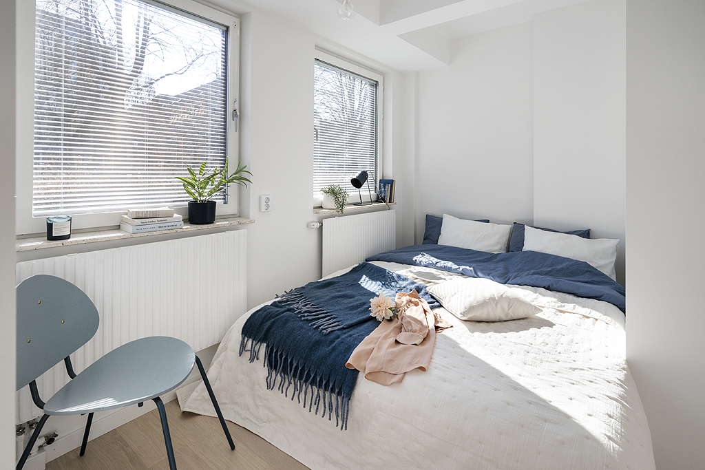 Sovrum med stora fönsterpartier