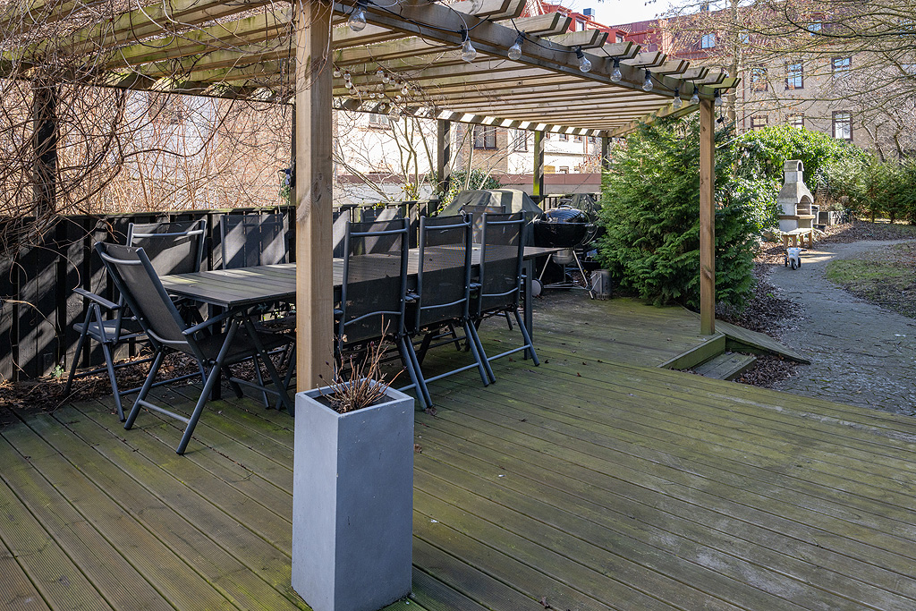 Underbar uteplats under pergola