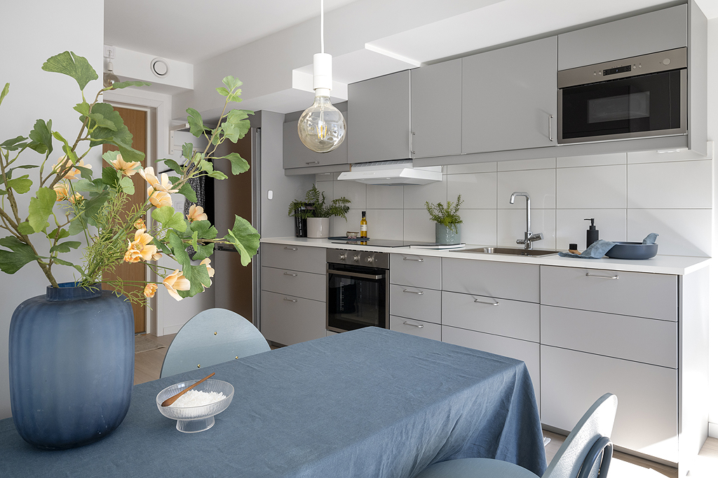 Fint kök och plats för matbord