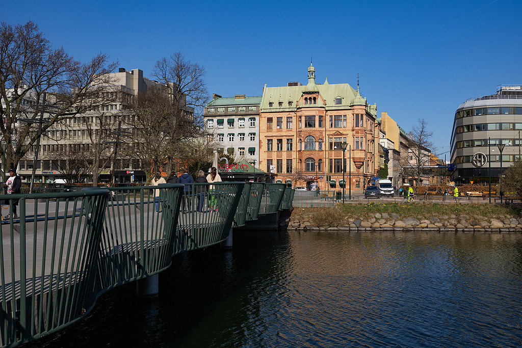 Över bron kommer vi rakt i citykärnan