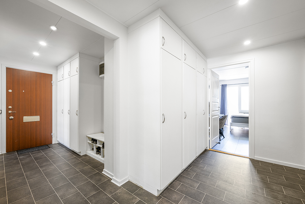 Hall med snyggt golv och gott om förvaringsmöjligheter