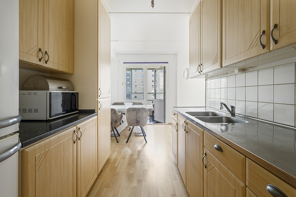 Rymlig matplats i köket med utgång till balkongen