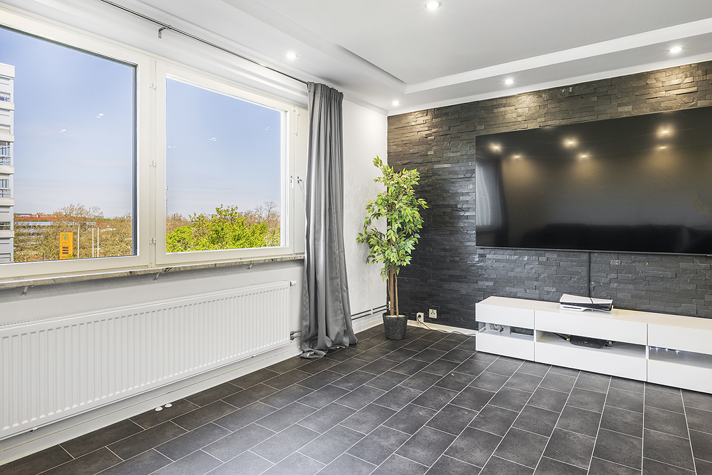 Stort fönsterparti till vardagsrummet